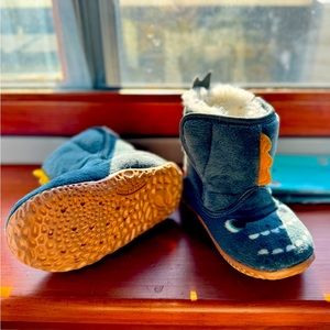 Fuzzy warm toddler boots, cute design. Like new.